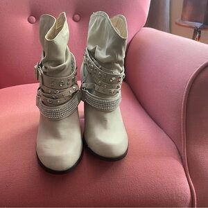 Daisy Fuentes women's 8.5 ankle boots in light tan. Never worn, smoke free home.